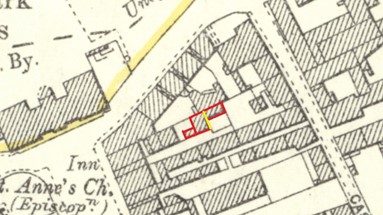 A map from above showing a single building outlined in red. A central wall running through it is outlined in yellow.